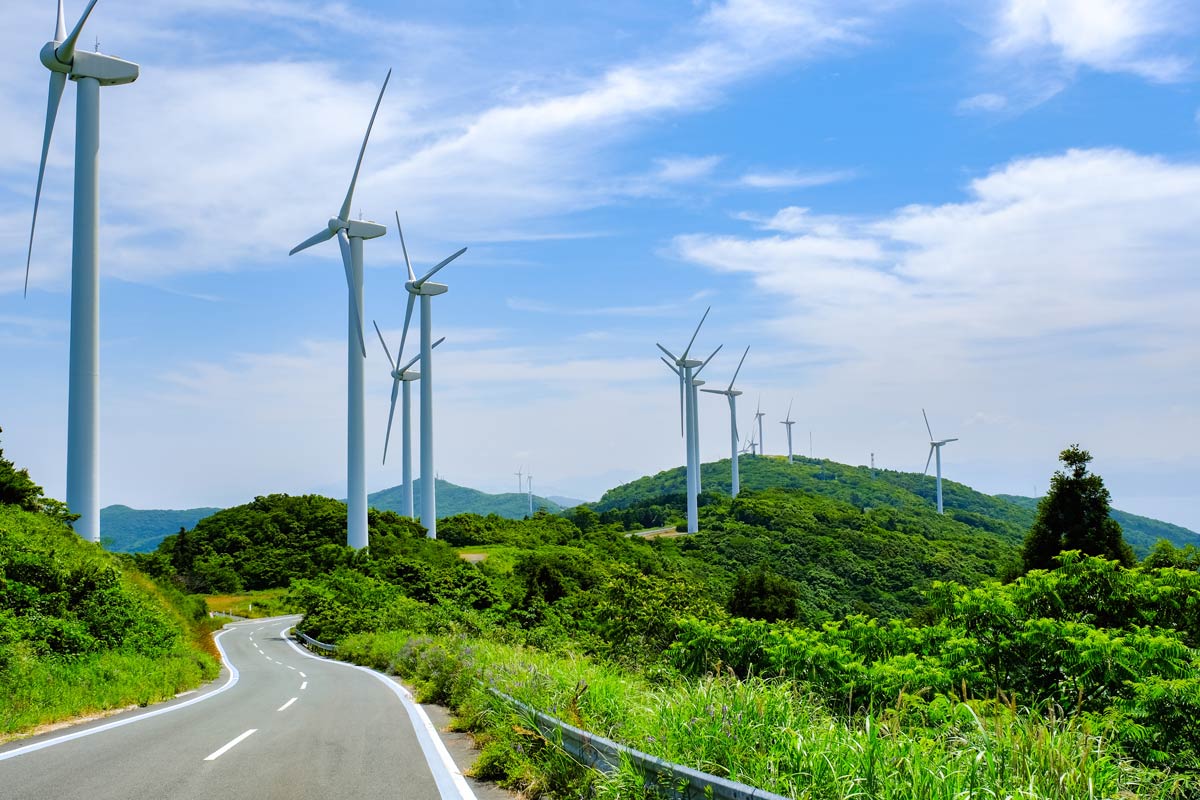 日本一長い半島である佐田岬半島の、道路と風力発電の風車の様子