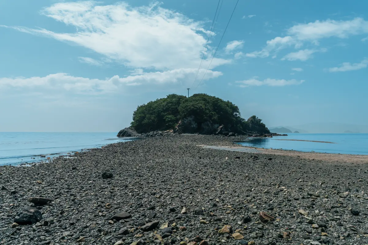 干潮時には道が現れて渡ることができる