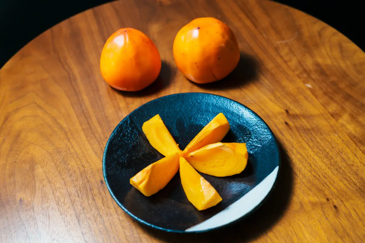 カットされた西宇和の名産品「富士柿」